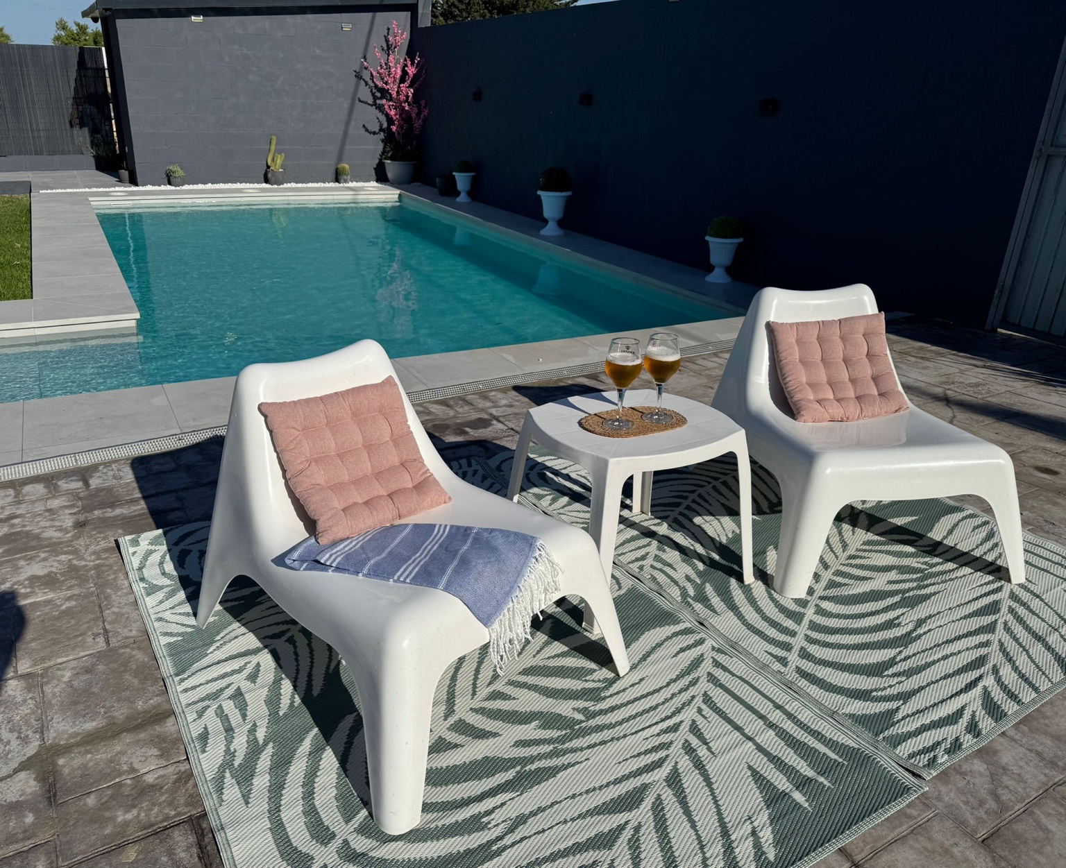 Solarium piscina Villa Delmu